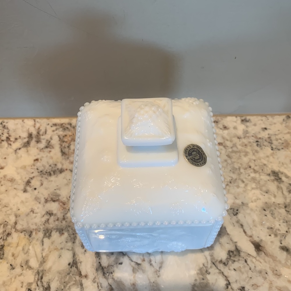 Westmoreland paneled grape beaded square puff box with lid milk glass - Picture 5 of 8